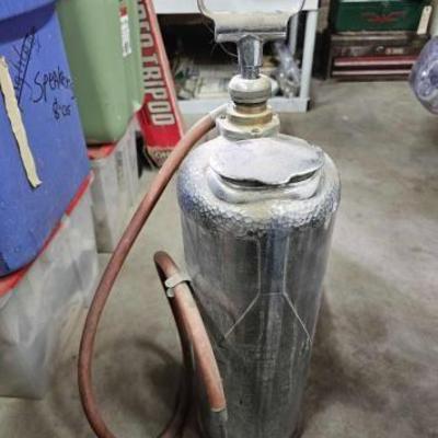 #2363 â€¢ Metropolitan 2.5 Gallon Pump Sprayer
