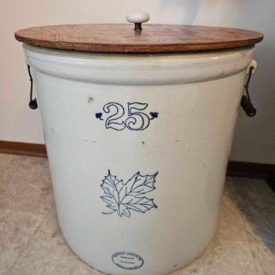 #3042 â€¢ 25 Gallon Western Stoneware Crock with Lid
