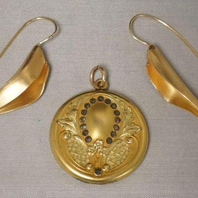 1236	LOCKET AND EARRINGS
