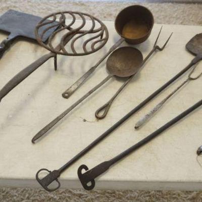 1207	GROUP OF ASSORTED ANTIQUE HAND FORGED KITCHEN ITEMS, INCLUDING UTENSILS, LADLES AND WAFFLE IRON
