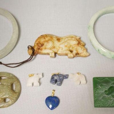 1264	JADE AND ONYX ASSORTMENT INCLUDING 4 SMALL PENDANTS, 2 BRACELETS, TABLET, DISC AND LYON

