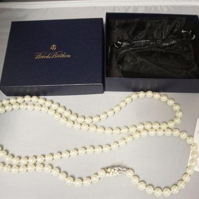 1211	BROOKS BROTHERS PEARL NECKLACE WITH STEERLING SILVER GEMSTONE CLASP AND BOX
