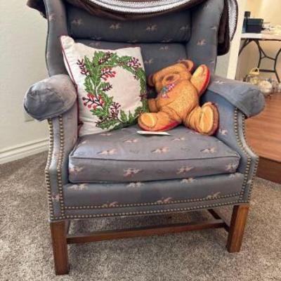 #1012 â€¢ Lounge Chair, Decorative Pillows
