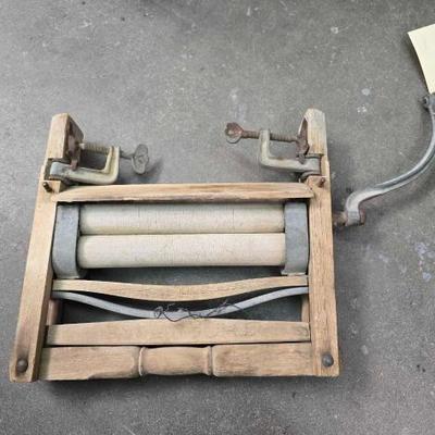 #2118 â€¢ Antique Thornward Clothes Wringer
