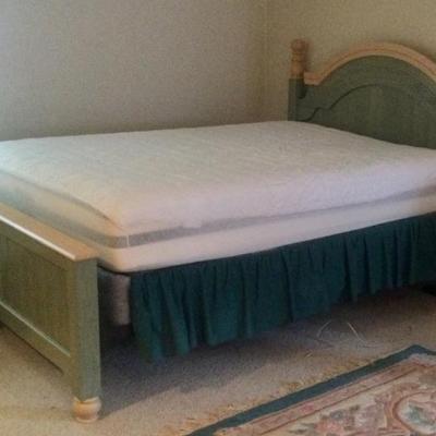 Queen bed, has matching pieces