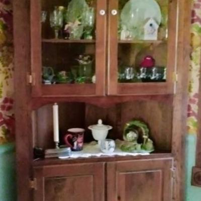 Corner hutch/ glass upper doors