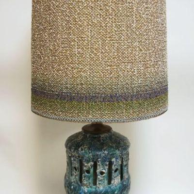 1185	UNUSUAL VINTAGE MIDCENTURY MODERN MOTTLED TEXTURED 3 DIMENTIONAL TABLE LAMP W/INTERIOR CLOTH CYLINDER & ORIGINAL SHADE,...