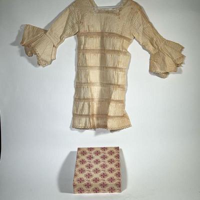 ANTIQUE BLOOMINGDALES GIRL DRESS | Girls dress size 8 by Bloomingdale’s, with box. - l. 23 x h. 32 in

