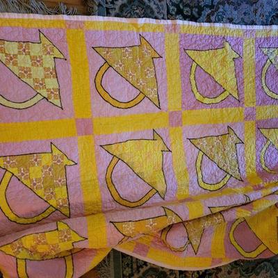 Hand sewn yellow baskets quilt 80" x 65" 