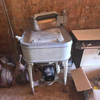 #2324 • Vintage Maytag Electric Washing Machine with Hand Wringer
