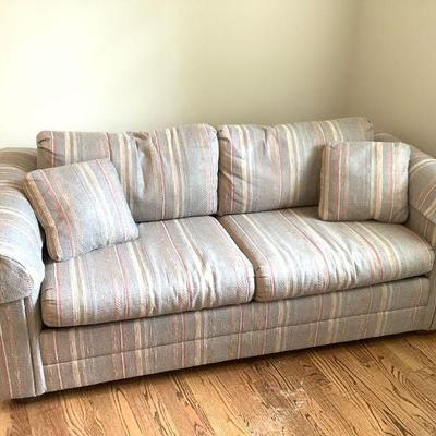 GRLI230 Hammary Sleeper Sofa	Sleeper sofa with removable pillows. Mattress very clean. Made by a Lazy-boy company. 
