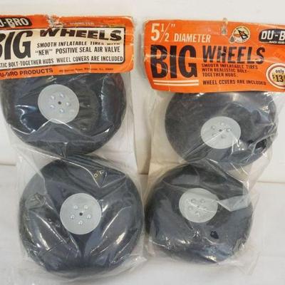 1238	VINTAGE MODEL AIRPLANE DU-BRO 6 IN & 5 1/2 IN PAIRS OF BIG WHEELS
