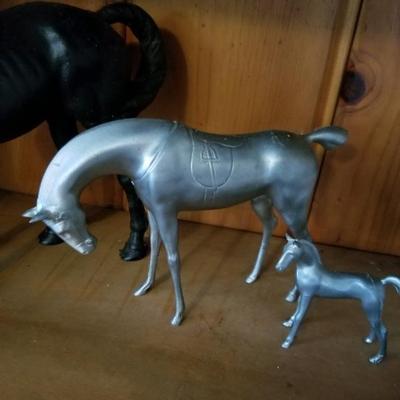 2 horse figurines