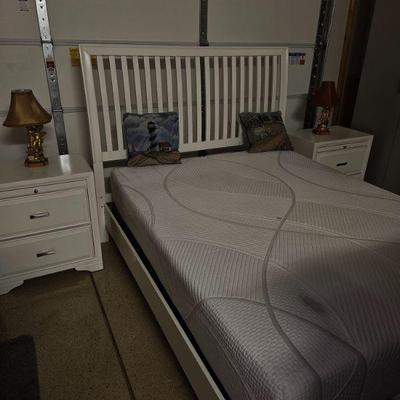 Bedroom Set Queen Tempur-Pedic, Dresser Two Nightstands