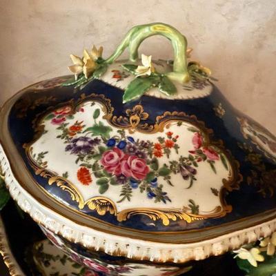 Antique 18th century Dr. Wall period Worcester porcelain tureen with underplate