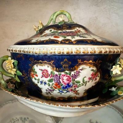 Antique 18th century Dr. Wall period Worcester porcelain tureen with underplate