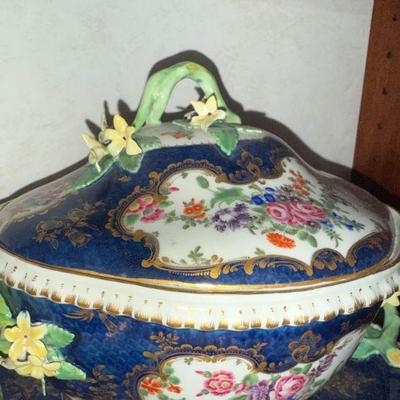 Antique 18th century Dr. Wall period Worcester porcelain tureen with underplate