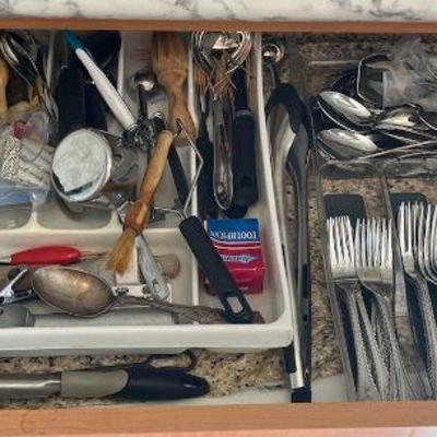 BEE009 Mystery Kitchen Drawer Of Flatware & Cooking Utensils 
