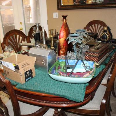 BEAUTIFUL DINING TABLE 6 CHATRS