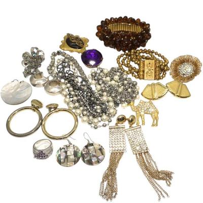 22 PIECES OF VINTAGE COSTUME JEWELRY