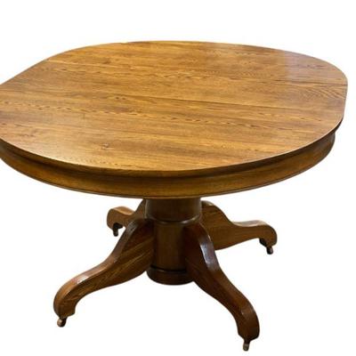 ROUND OAK PEDESTAL TABLE WITH TWO LEAFS