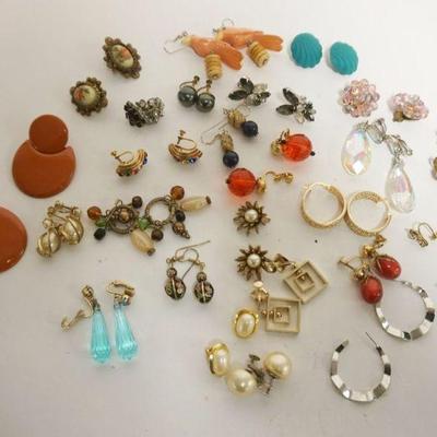 1192	ASSORTED LADIES EARRINGS, APPROXIMATELY 26 PAIRS
