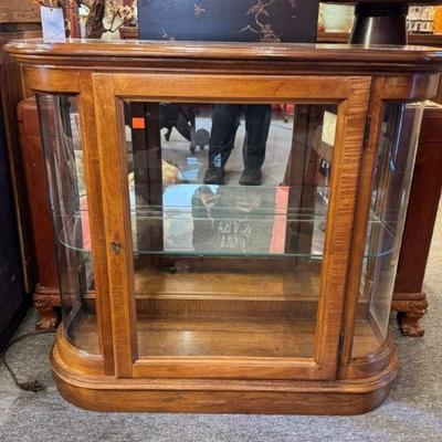 Pulaski Furniture curved console curio cabinet, 32” x 11” x 29”