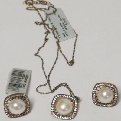 1105	14K WHITE TOPAZ EARRINGS AND NECKLACE SET, NECKLACE APPROXIMATELY 18 IN, 5.3 DWT INCLUDING STONES
