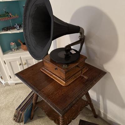 Antique phonograph with large horn and records