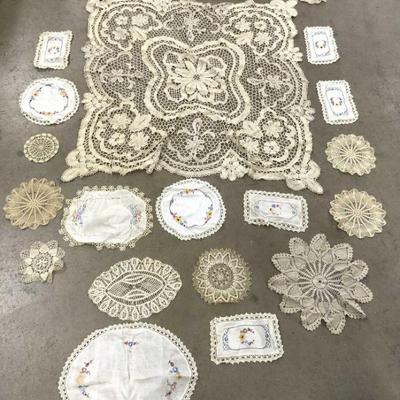 Lot 22 Vtg Assorted Table Linens Doilies & More
