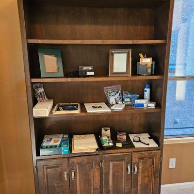 Solid wood bookshelf