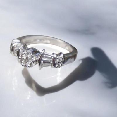 STUNNING 18k WHITE GOLD DIAMOND RING sz 6.5