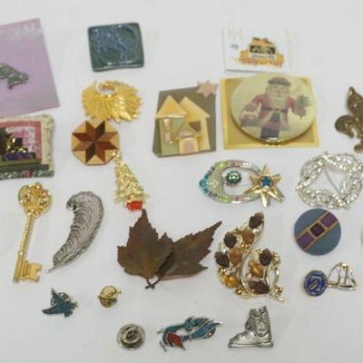 1104	APPROXIMATELY 26 LADIES DESIGNER PINS, SOME WITH MAKERS MARK
