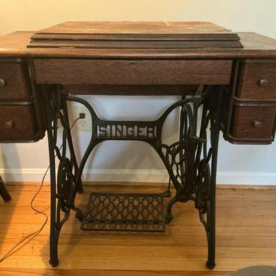 Antique 1904 Singer Sewing Machine With Treadle 