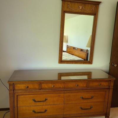 Henredon Fine Furniture Dresser with mirror