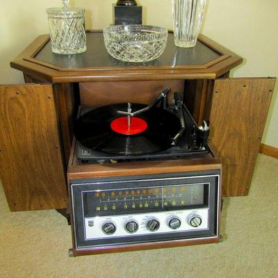 Cool 1971 Magnavox drum table stereo