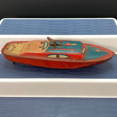 LOT 320: Vintage Tin Litho / Metal Wind-up Boats (Japan / USA)
