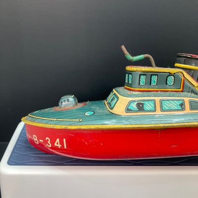 LOT 320: Vintage Tin Litho / Metal Wind-up Boats (Japan / USA)