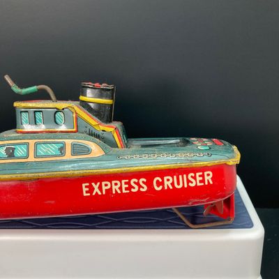 LOT 320: Vintage Tin Litho / Metal Wind-up Boats (Japan / USA)