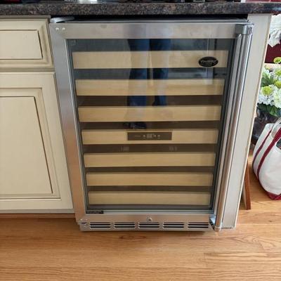 Wine refrigerator