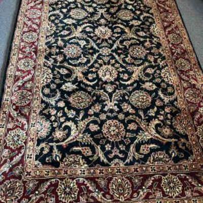 Rug in black burgundy