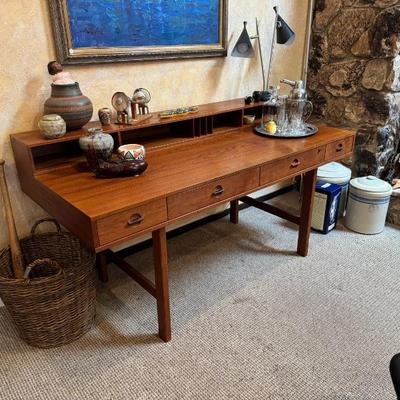Peter Lovig Desk