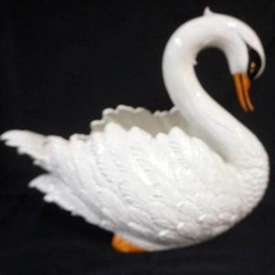 1215	LARGE ITALIAN CERAMIC SWAN CENTER PIECE, APPROXIMATELY 20 IN X 10 IN X 15 IN H
