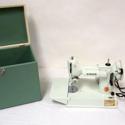 1261	NICE CLEAN WHITE SINGER FEATHERWEIGHT SEWING MACHINE IN CASE, APPROXIMATELY 13 IN X 9 IN X 11 IN
