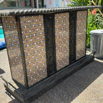 Tiled bar