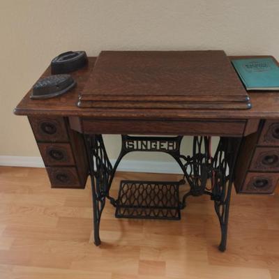 Antique Singer in desk beautiful desk and very ornate machine working condition 