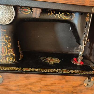 Antique Singer in desk beautiful desk and very ornate machine working condition 
