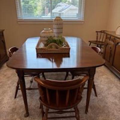 dining room table and 10 chairs
$200.00