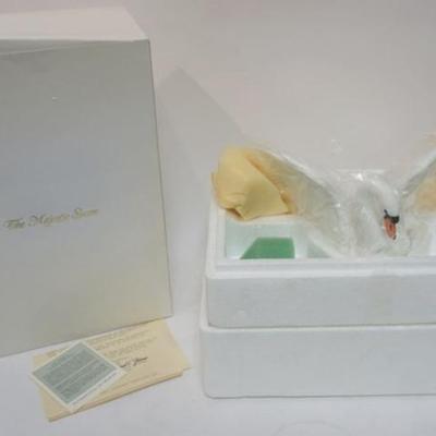 1184	LENOX *THE MAJESTIC SWAN*, APPROXIMATELY 8 IN X 10 IN
