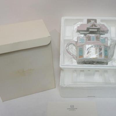 1192	LENOX CHINA *VILLAGE TEA ROOM TEAPOT*
